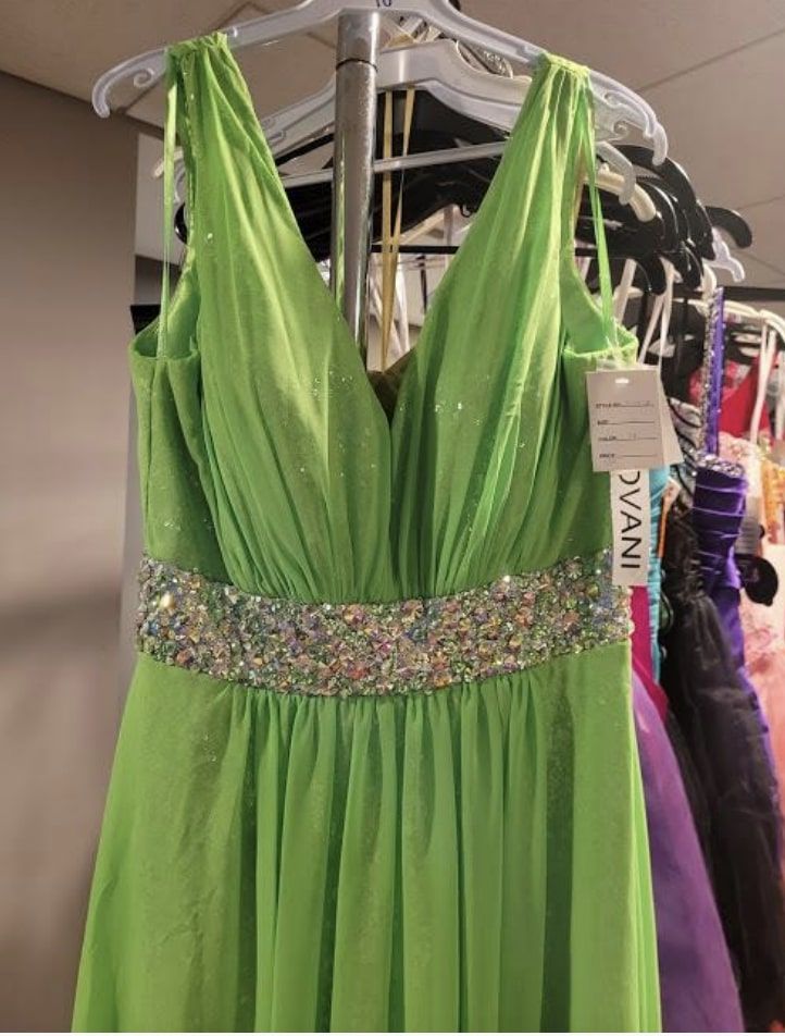 Style E30033 Jovani Size 10 Prom Green A-line Dress on Queenly
