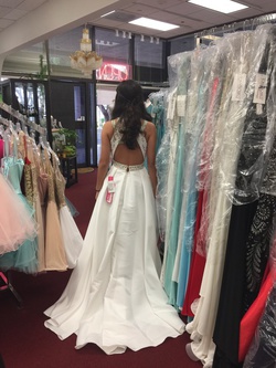 Size 0 Prom White Ball Gown on Queenly