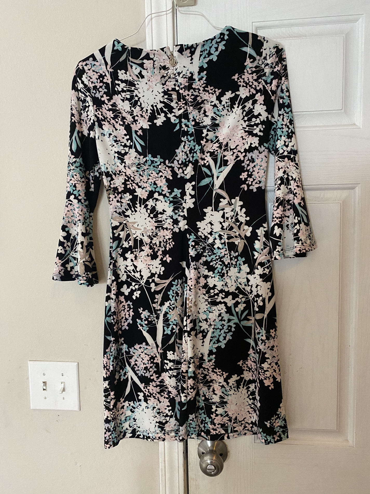 Size 2 Wedding Guest Floral Black A-line Dress on Queenly