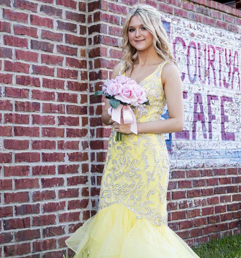 Size 0 Prom Plunge Sequined Yellow Mermaid Dress on Queenly