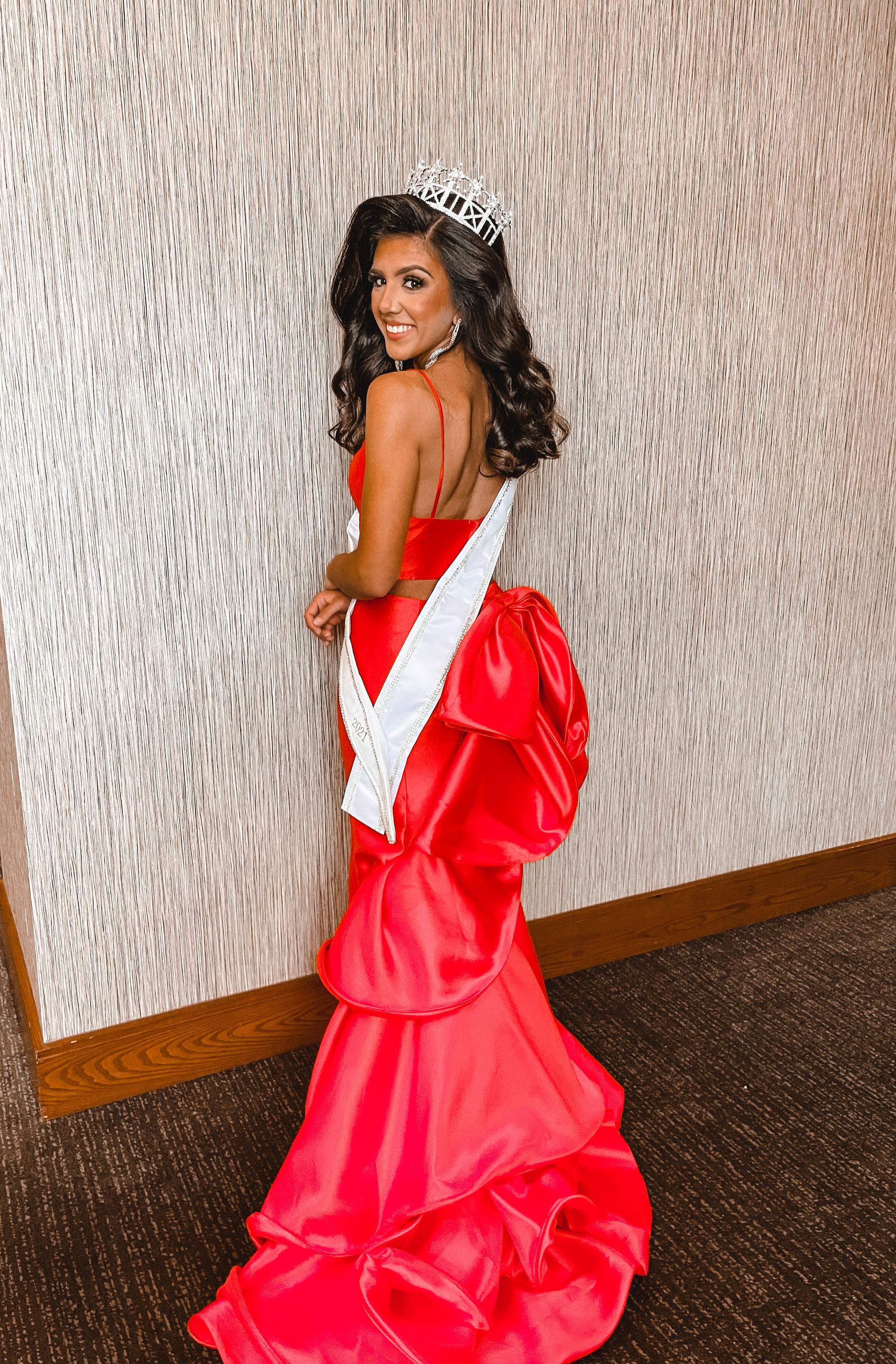 Sherri Hill Red Size 4 Straight Dress on Queenly