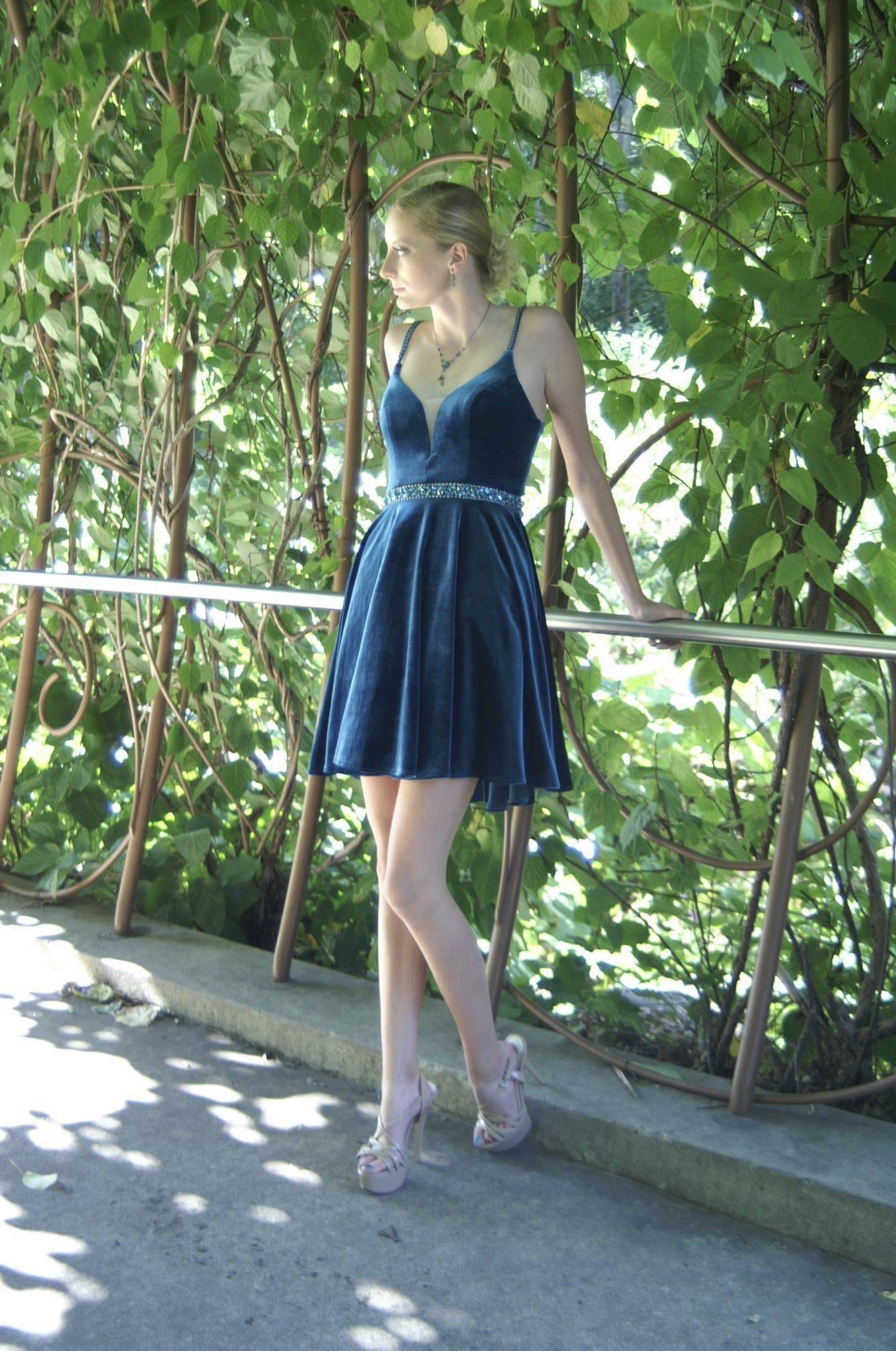 Size 2 Homecoming Velvet Navy Blue Cocktail Dress on Queenly