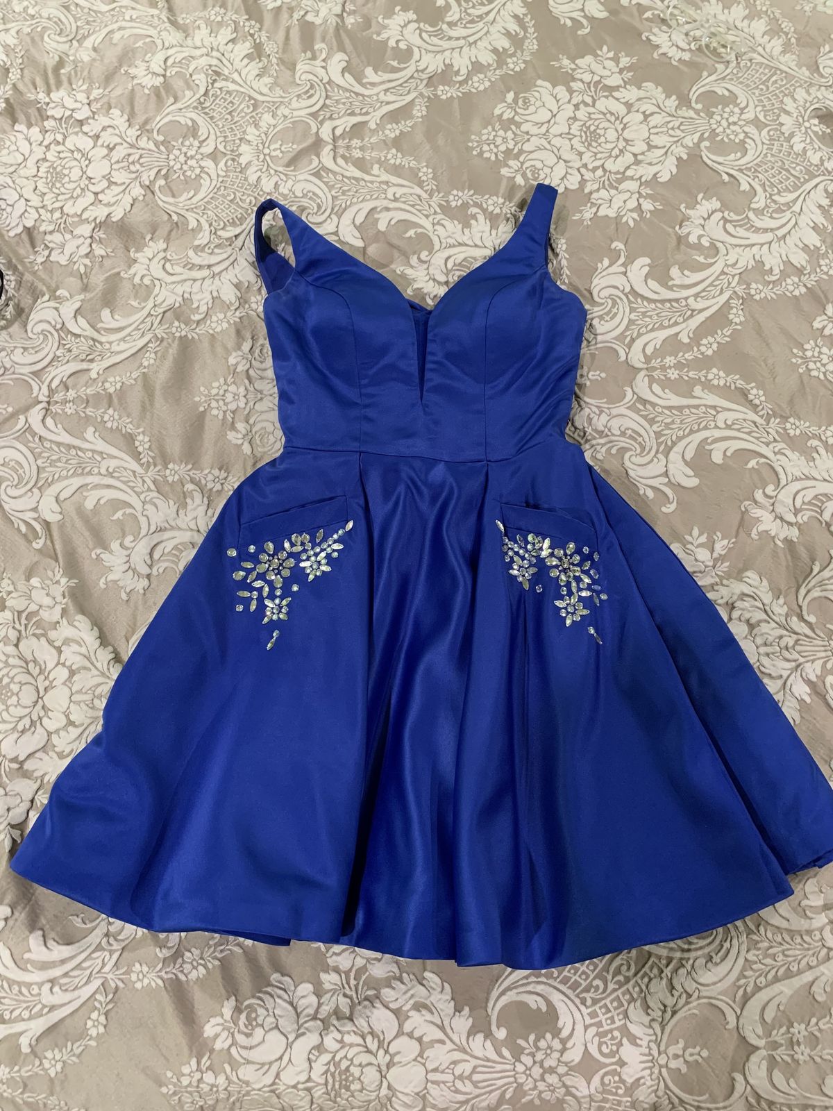 Size 4 Homecoming Plunge Sequined Royal Blue Cocktail Dress on Queenly