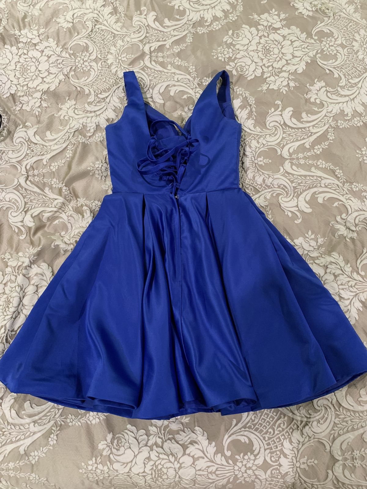 Size 4 Homecoming Plunge Sequined Royal Blue Cocktail Dress on Queenly
