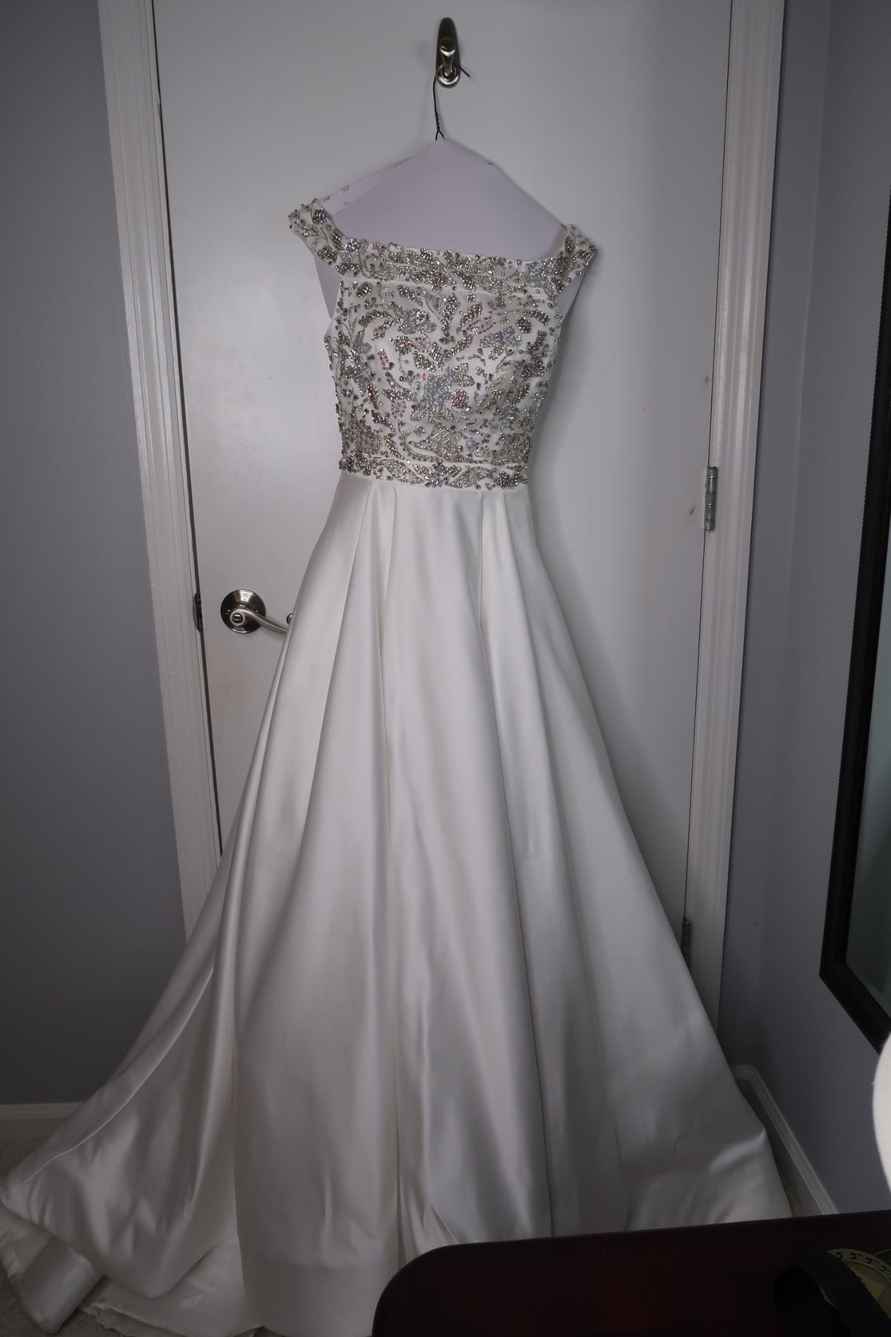 Size 0 Prom Off The Shoulder White Ball Gown on Queenly