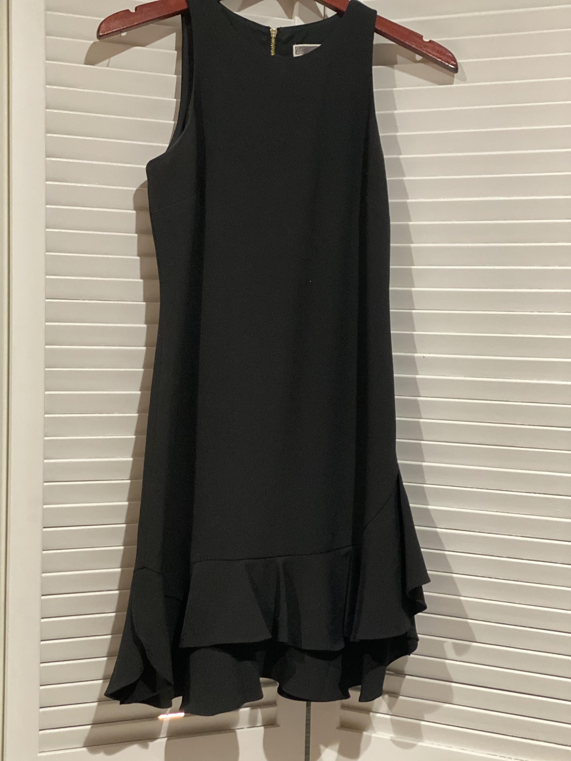 Chelsea 28 Size 4 Wedding Guest Black Cocktail Dress on Queenly
