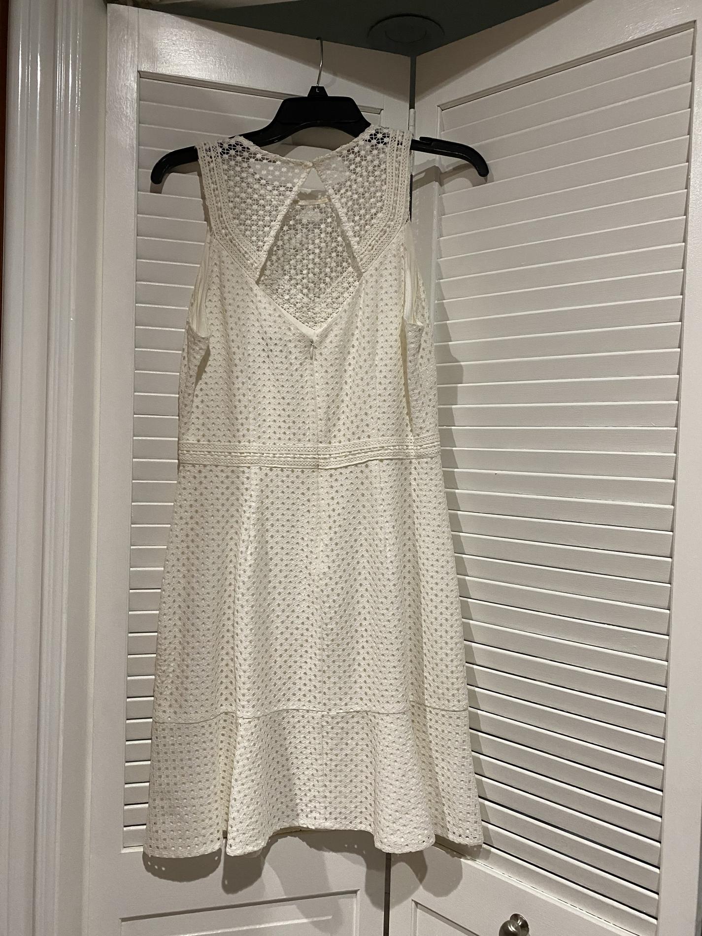 Chelsea 28 Size 4 White Cocktail Dress on Queenly