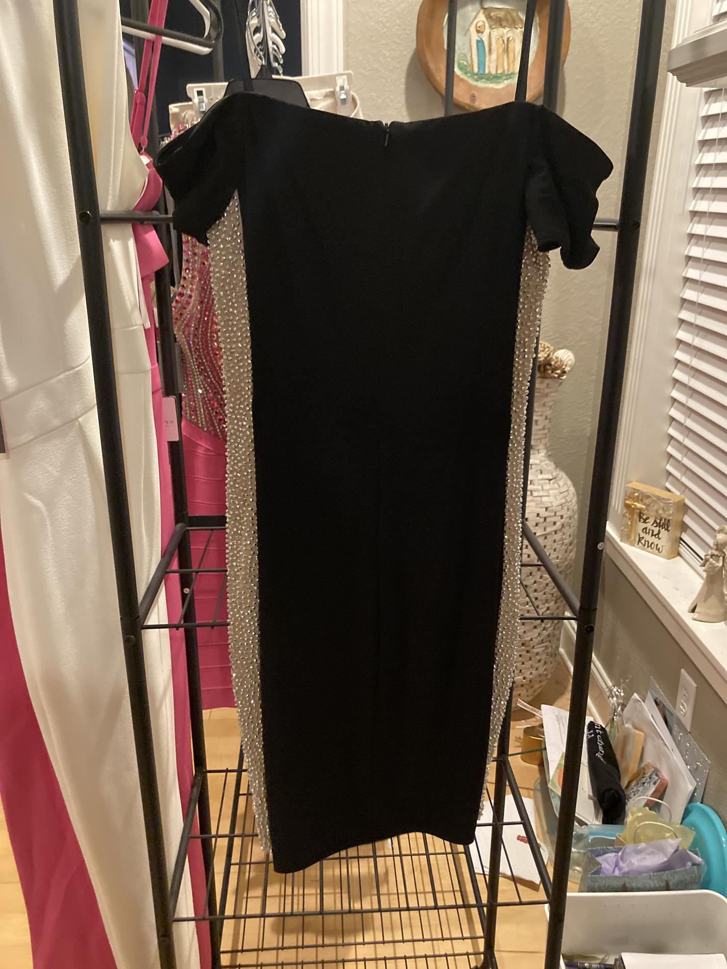 Size 6 Homecoming Plunge Sequined Black Cocktail Dress on Queenly