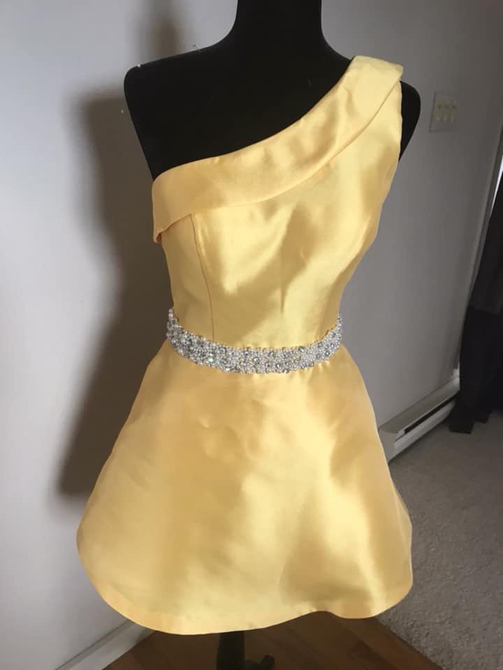 Ashley Lauren Size 0 Homecoming One Shoulder Yellow Cocktail Dress on Queenly