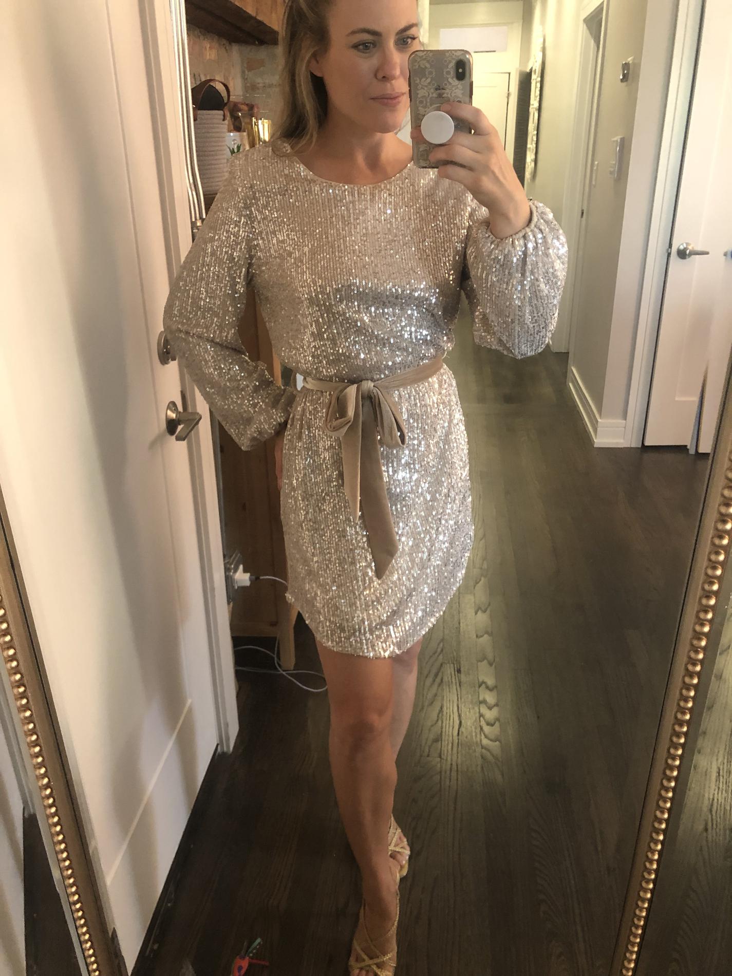 Size 6 Homecoming Long Sleeve Velvet Gold Cocktail Dress on Queenly
