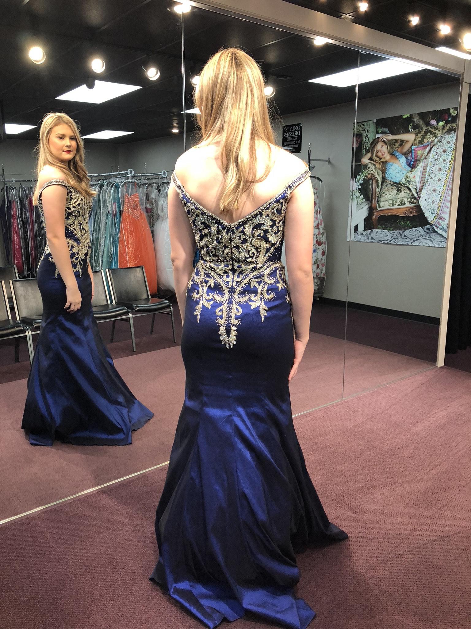 Size 8 Prom Off The Shoulder Royal Blue Mermaid Dress on Queenly