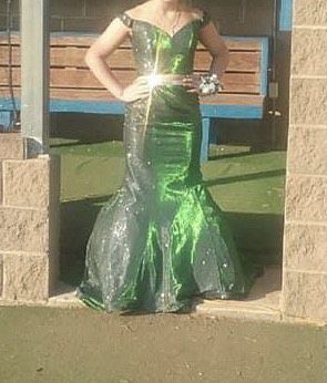Nouri Size 4 Prom Off The Shoulder Emerald Green Mermaid Dress on Queenly