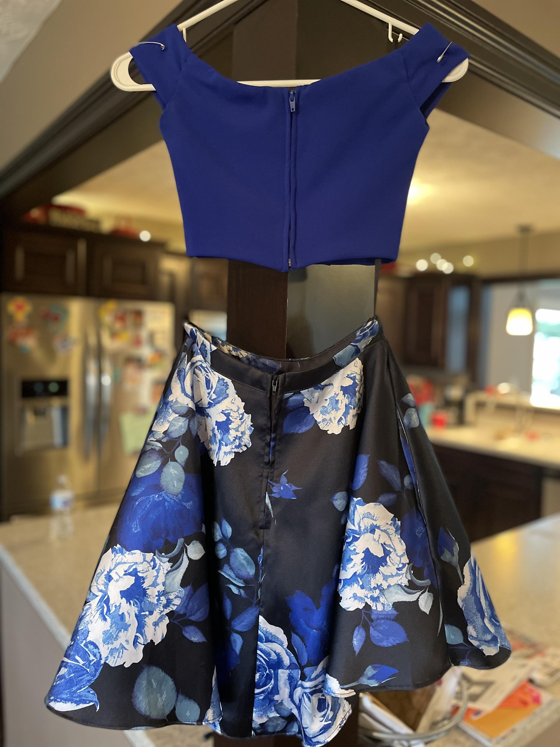 Size 0 Homecoming Off The Shoulder Floral Royal Blue Cocktail Dress on Queenly