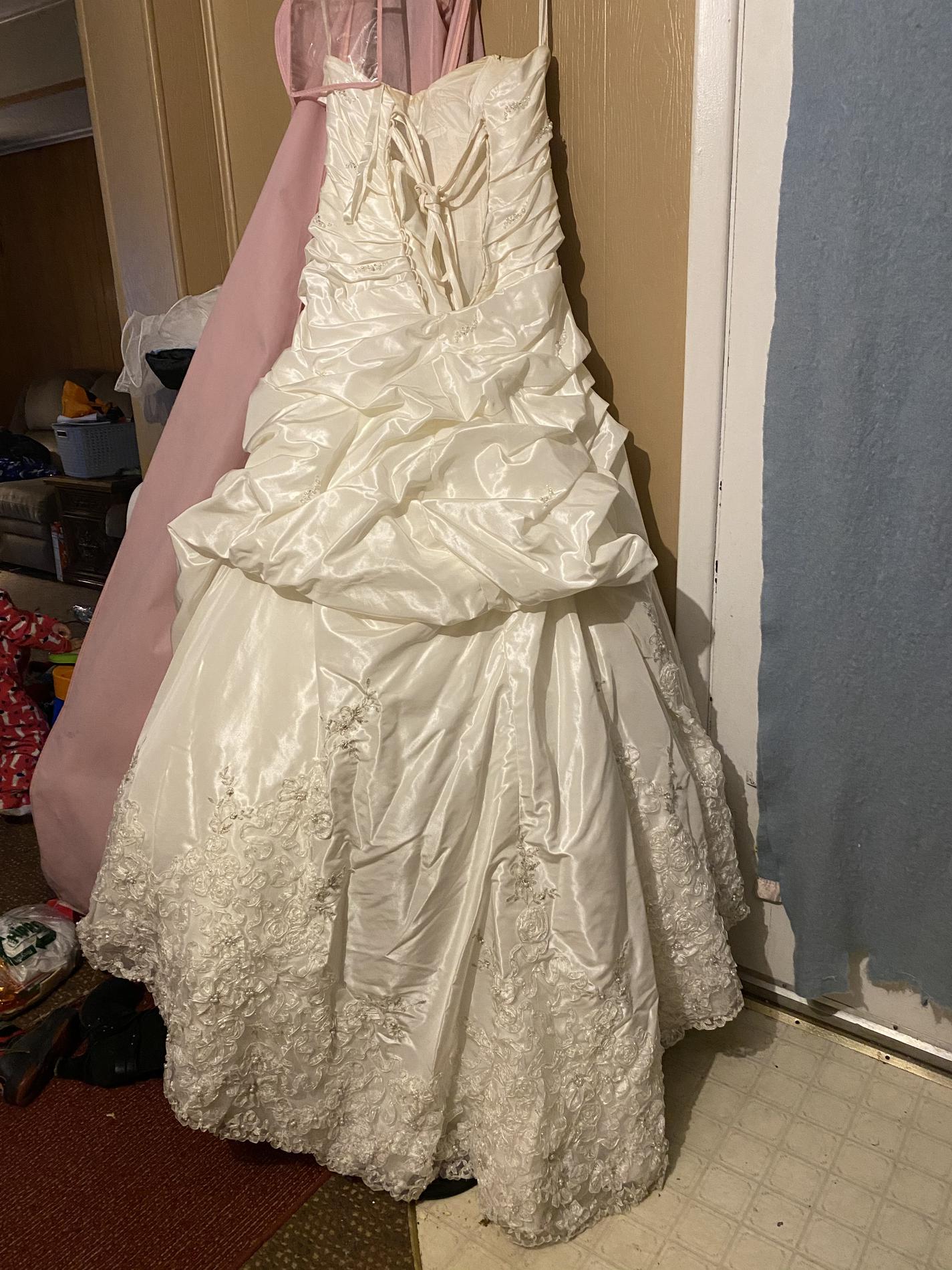 Size 4 Wedding Lace White Ball Gown on Queenly