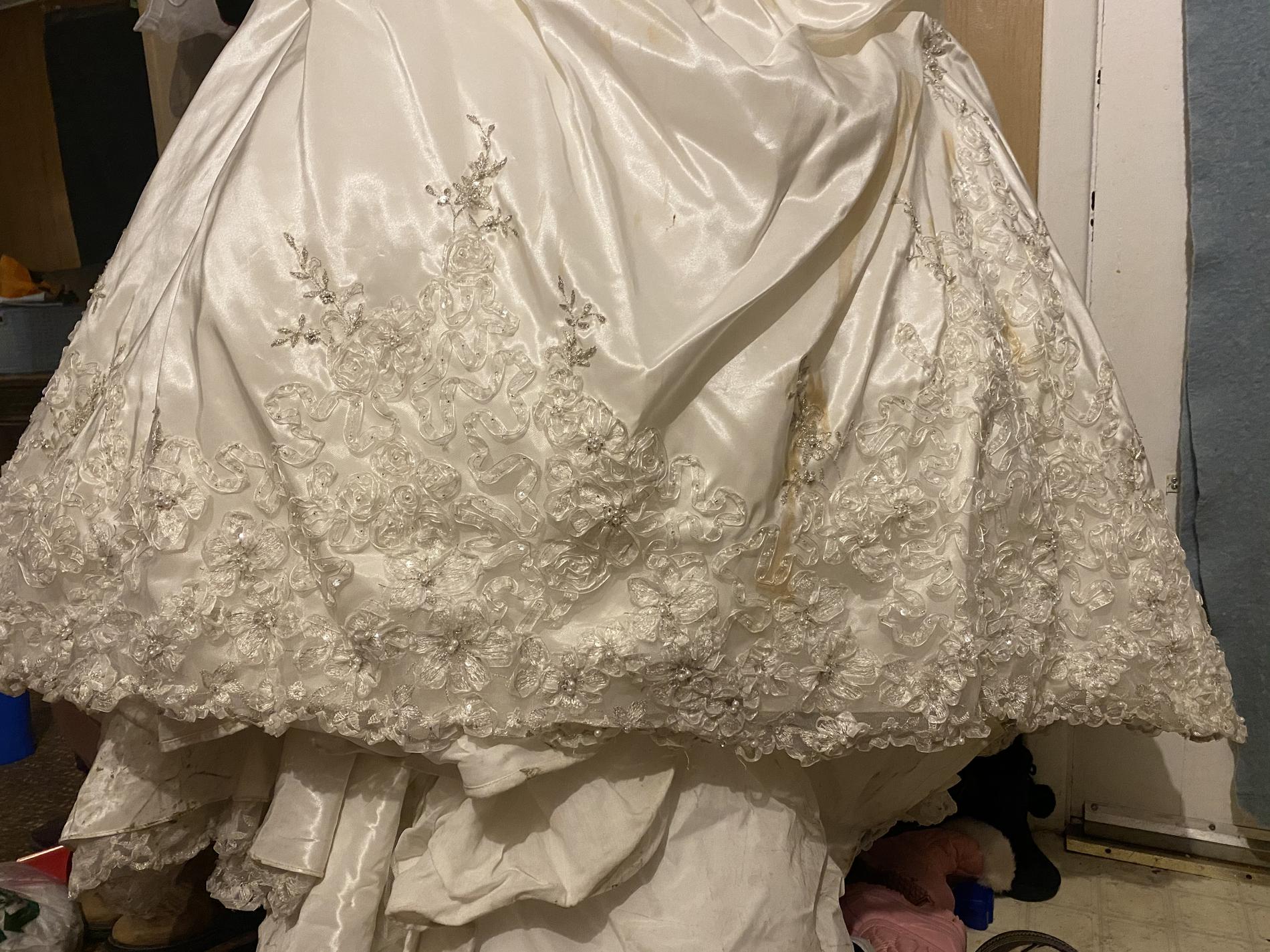 Size 4 Wedding Lace White Ball Gown on Queenly