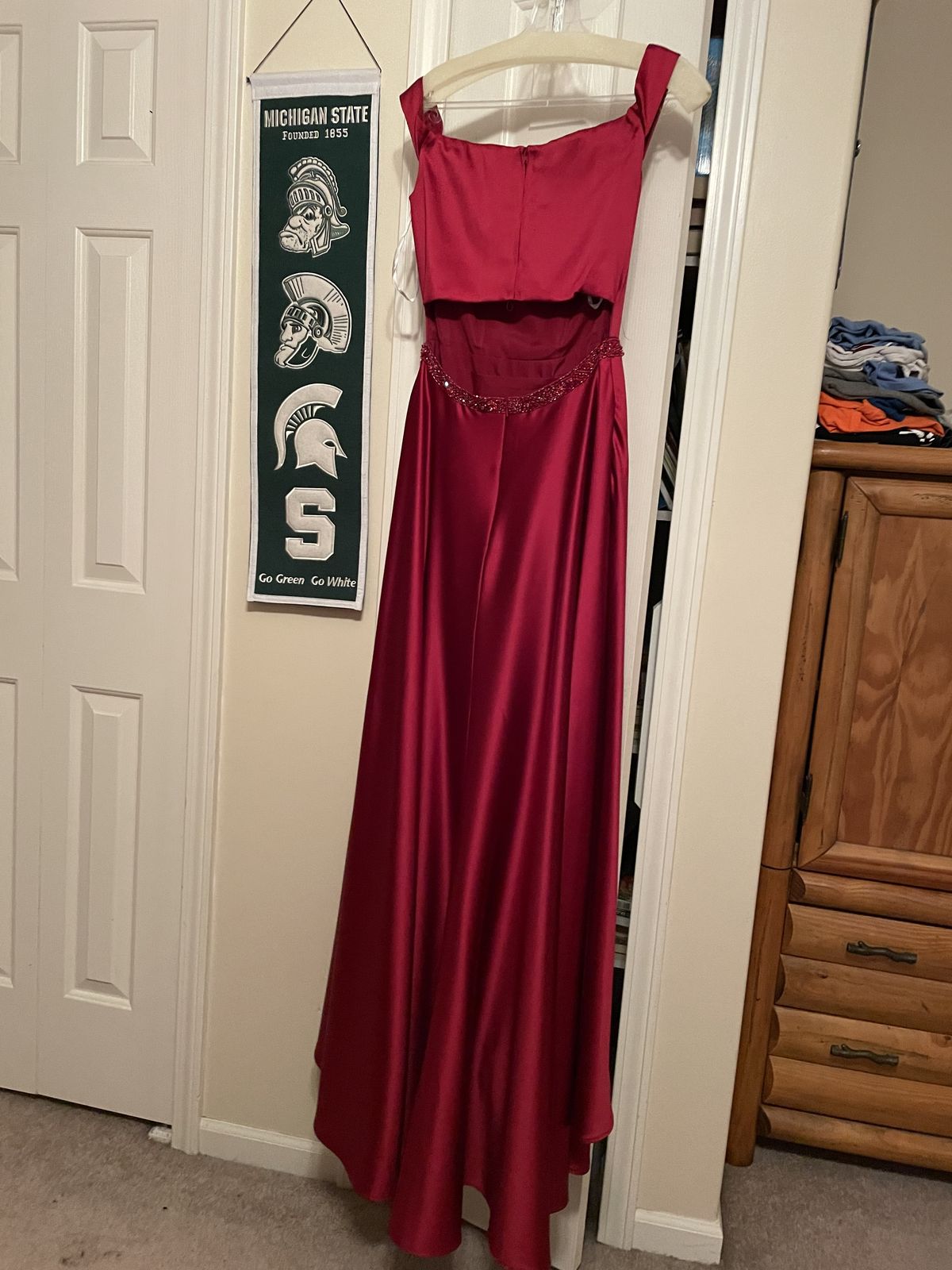 Ellie Wilde Size 2 Prom Off The Shoulder Satin Red A-line Dress on Queenly