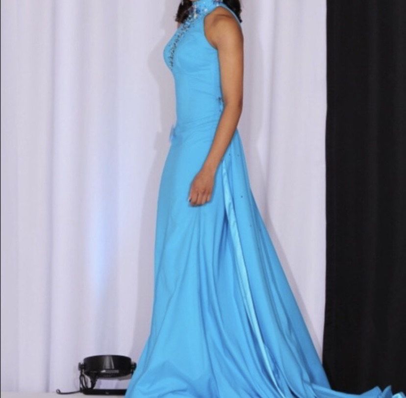 Size 2 Prom Plunge Sequined Light Blue Dress With Train on Queenly