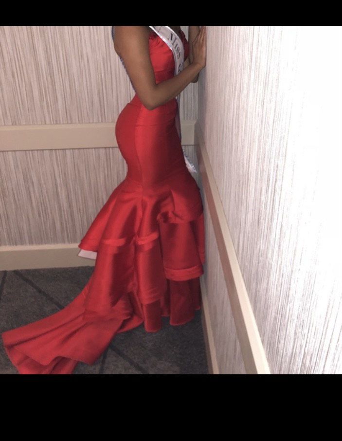 Size 2 Prom Strapless Red Dress With Train on Queenly