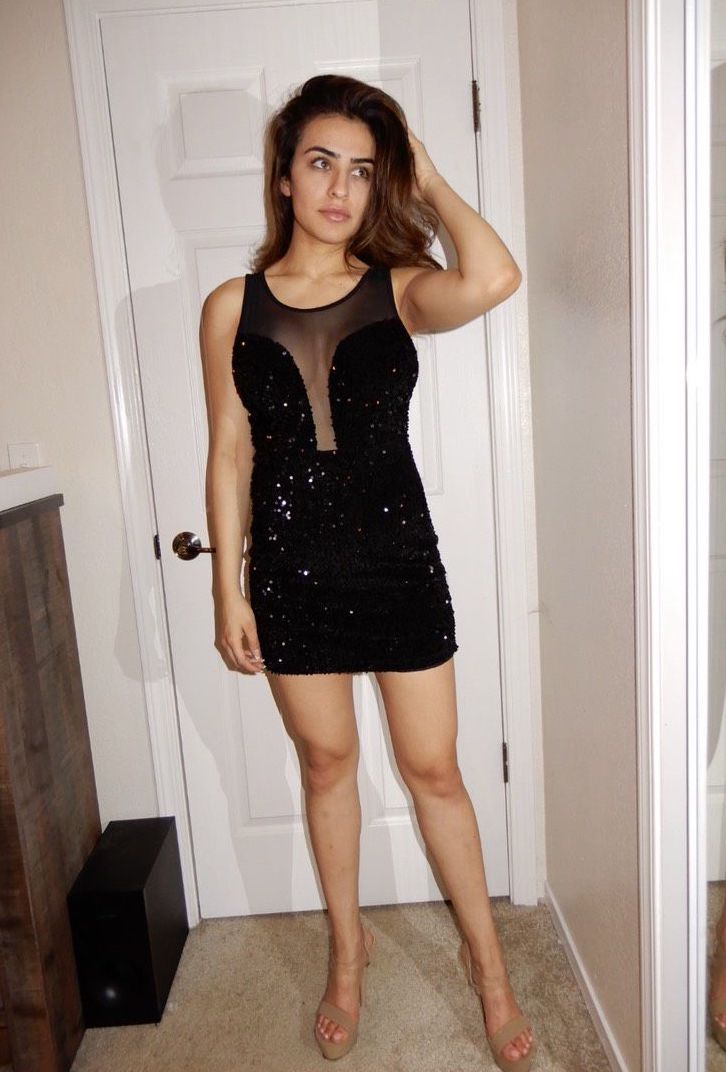 Size 2 Homecoming Sequined Black Cocktail Dress on Queenly