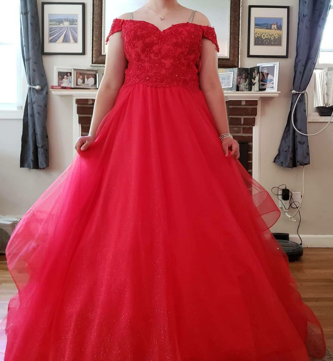 Size 14 Prom Off The Shoulder Lace Red Ball Gown on Queenly