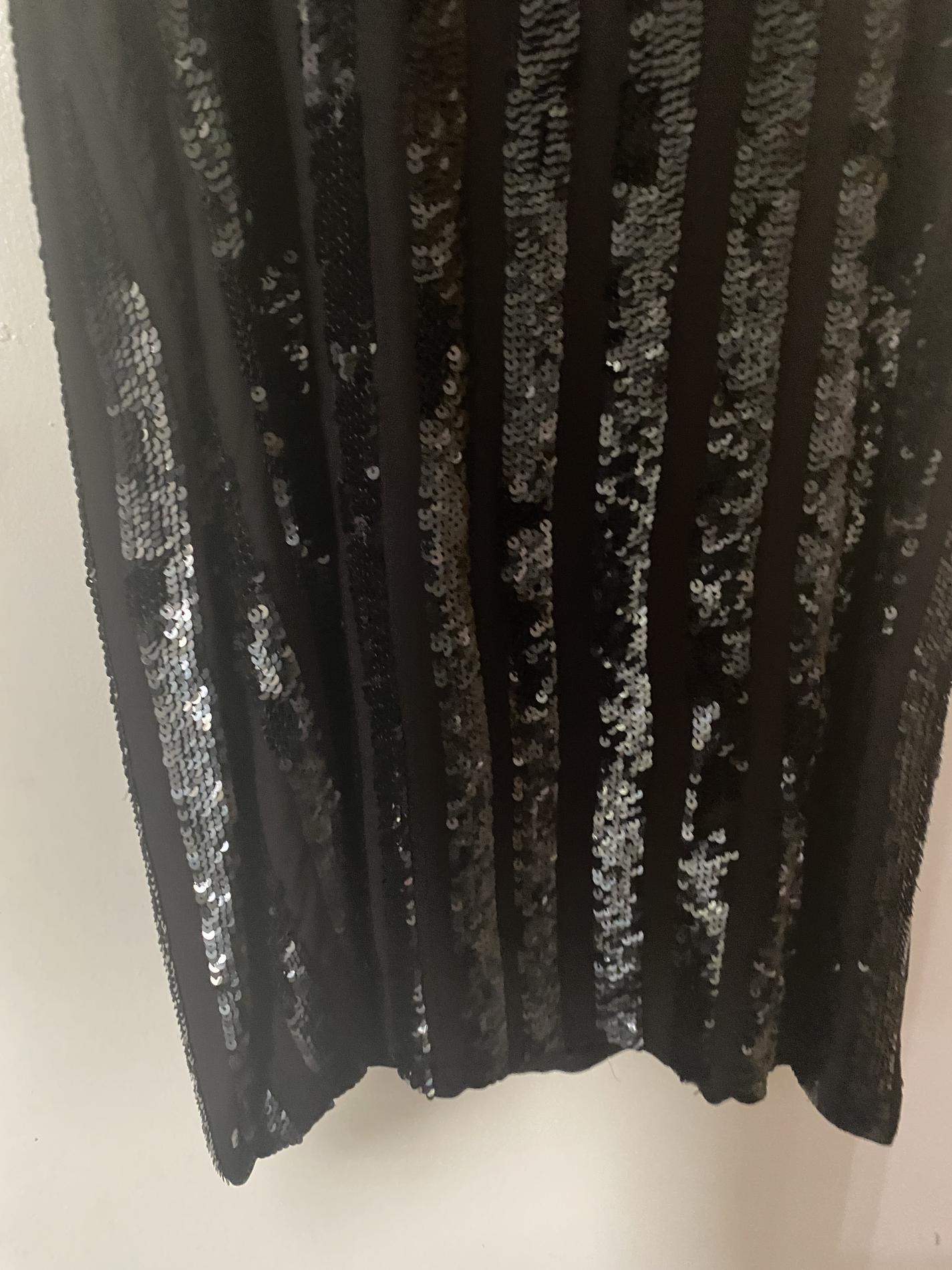 Size 6 Plunge Black Cocktail Dress on Queenly