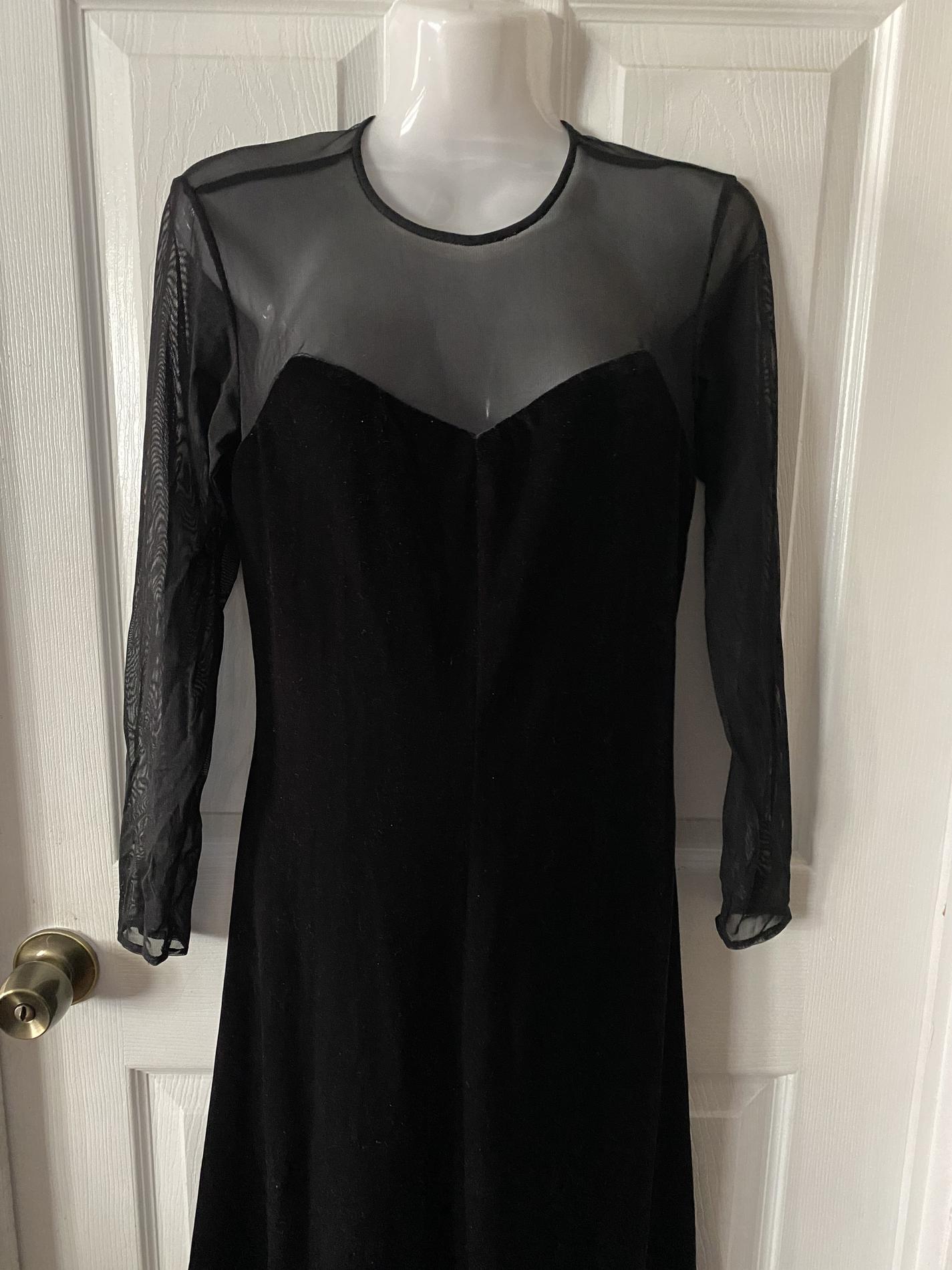 Niki by Niki Livas Size 10 Homecoming Long Sleeve Velvet Black A-line Dress on Queenly