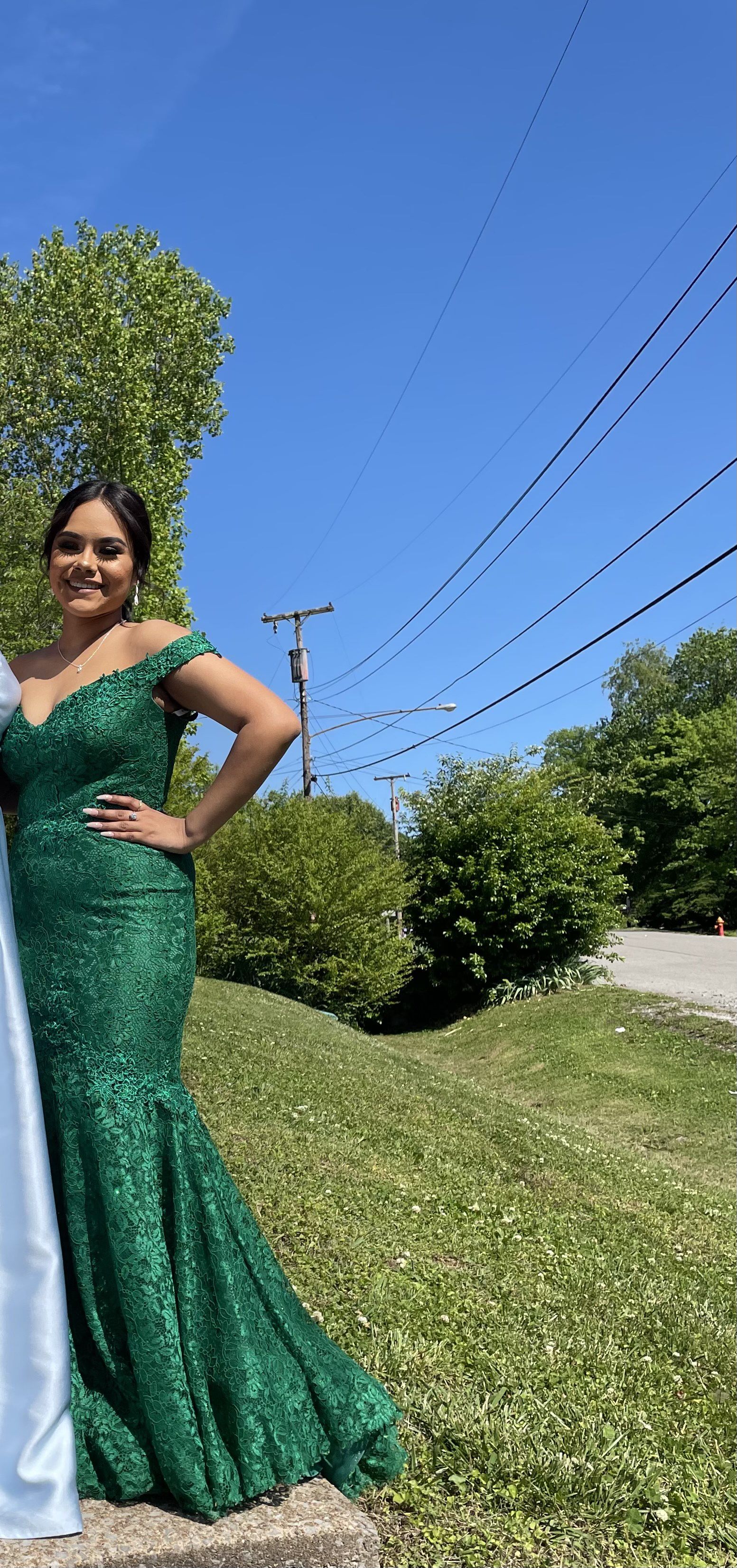 Size 8 Prom Off The Shoulder Lace Emerald Green Mermaid Dress on Queenly