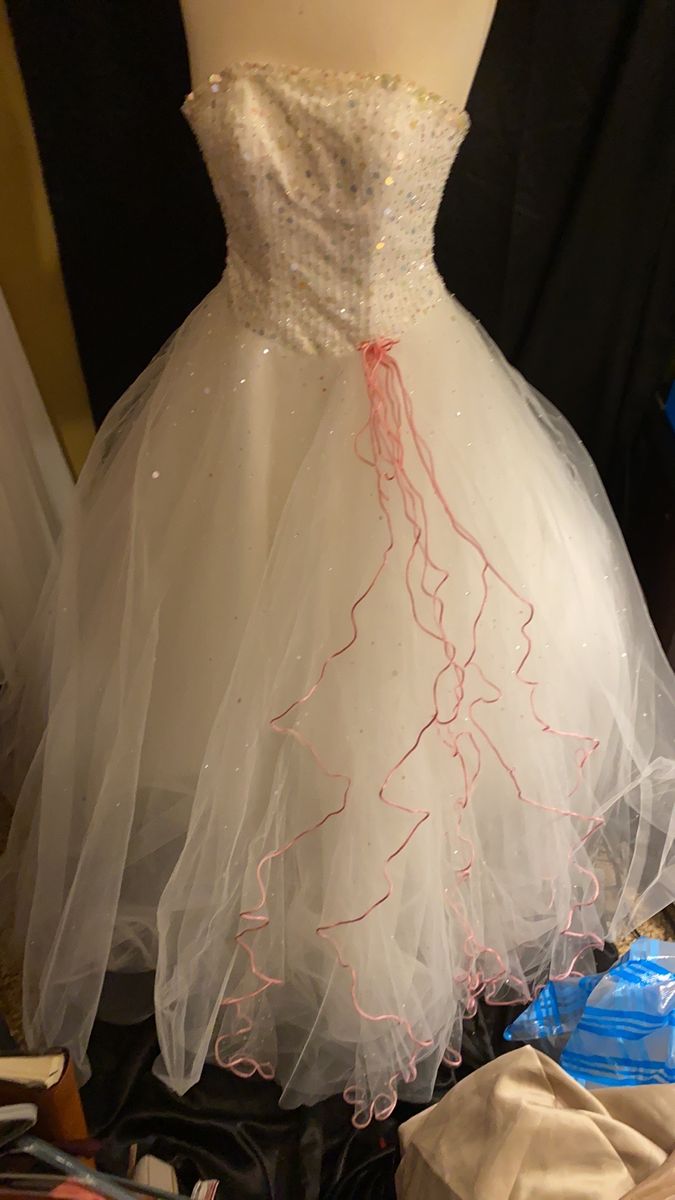 No alterations Size 2 Wedding Strapless White Ball Gown on Queenly