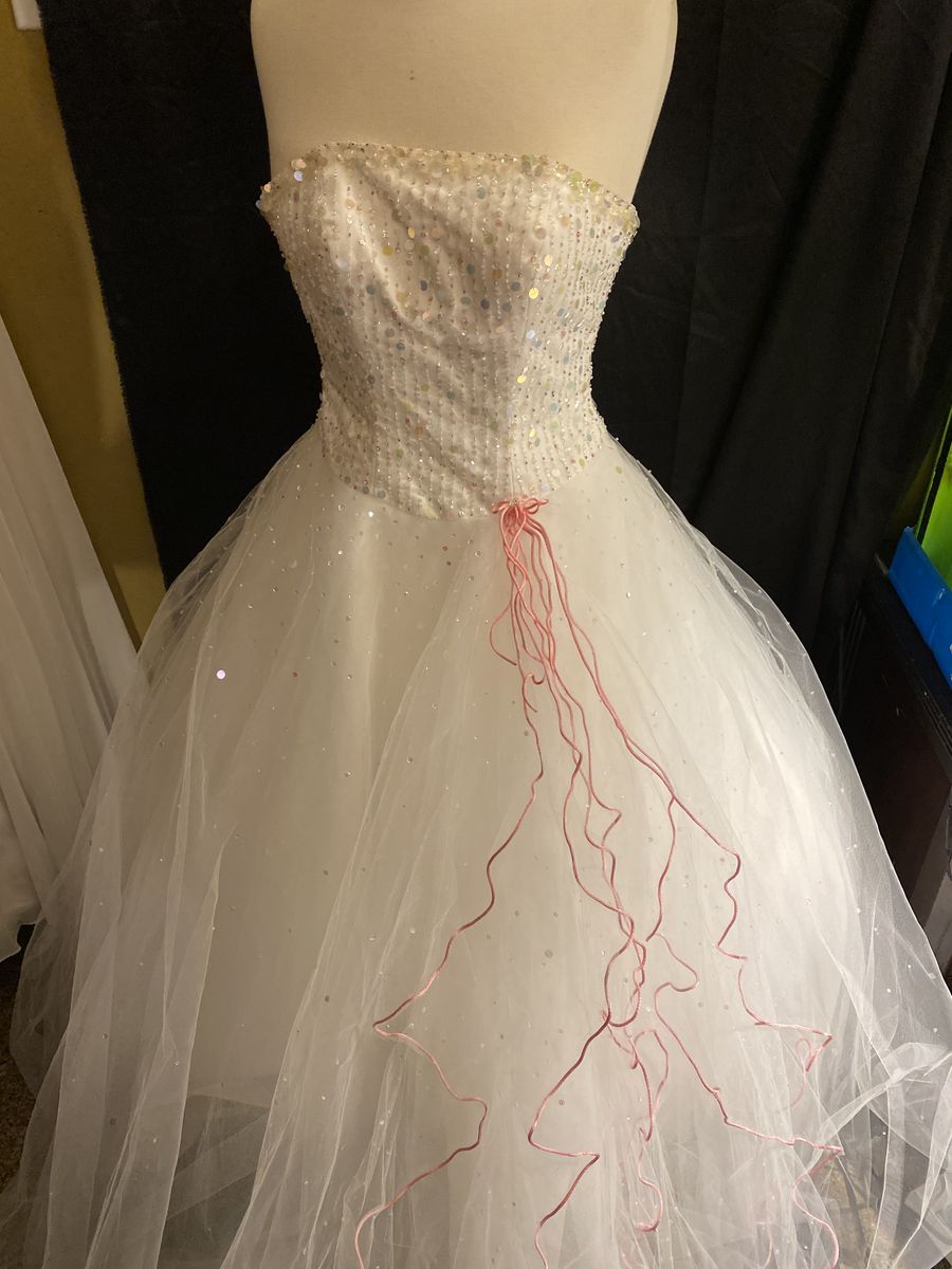 No alterations Size 2 Wedding Strapless White Ball Gown on Queenly