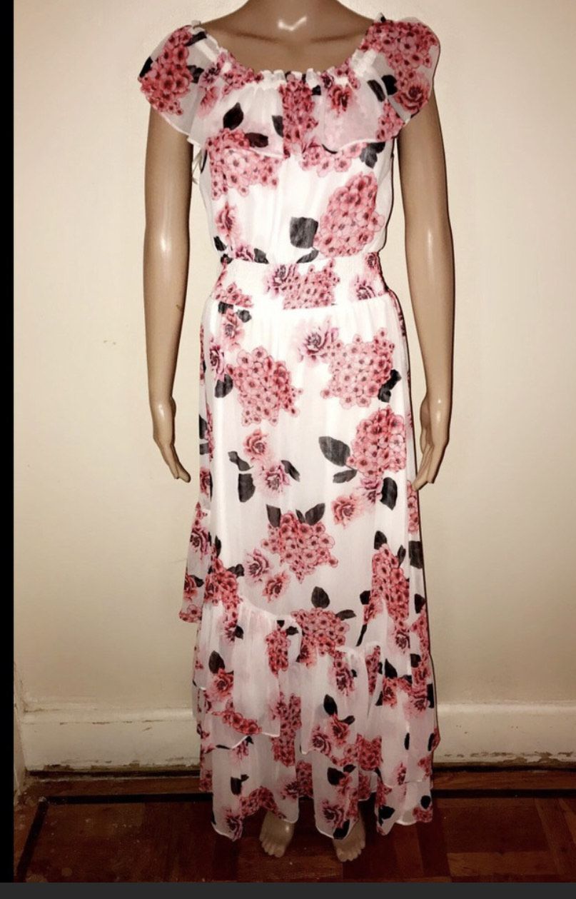 Black and white label Size 4 Red Floor Length Maxi on Queenly
