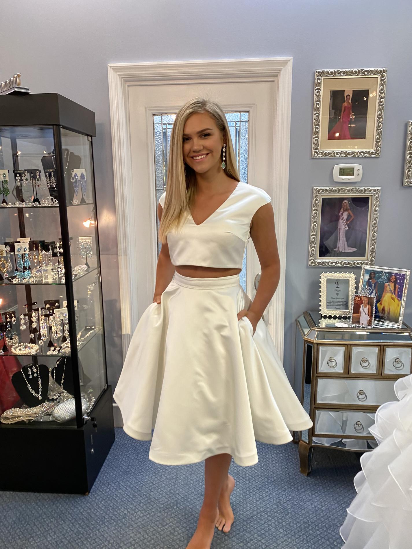 Ashley Lauren Size 6 Satin White Cocktail Dress on Queenly