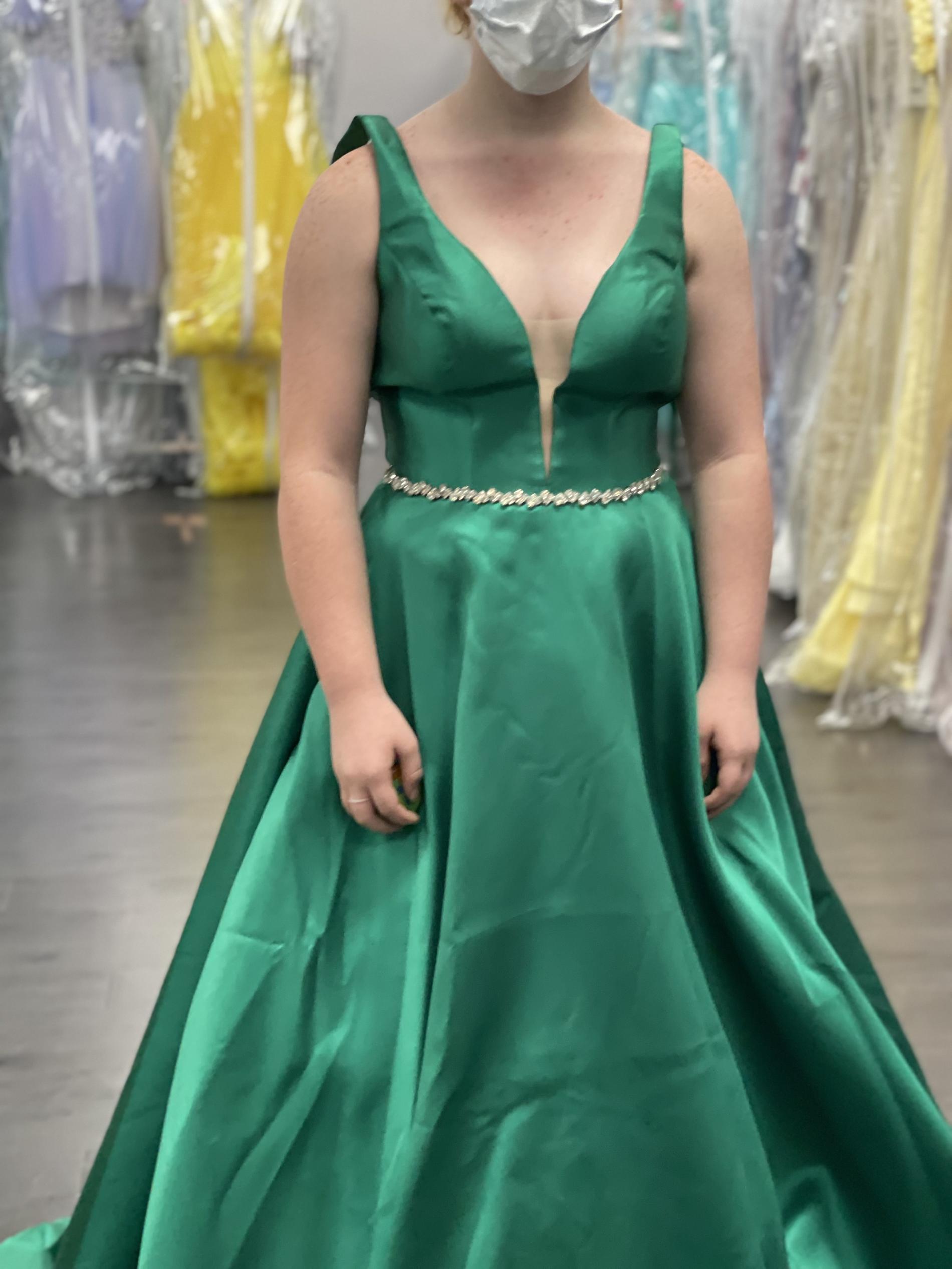 Size 6 Prom Plunge Emerald Green Ball Gown on Queenly
