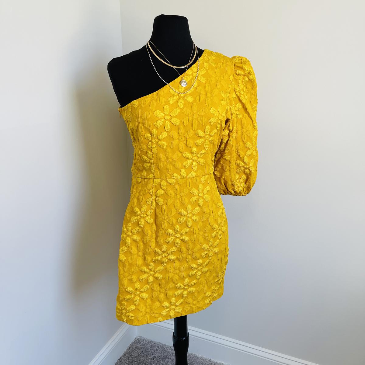 Size 8 Homecoming One Shoulder Yellow Cocktail Dress on Queenly