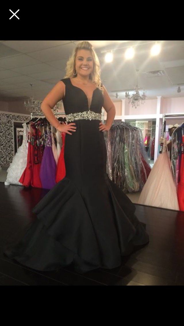 Size 8 Prom Plunge Black Mermaid Dress on Queenly