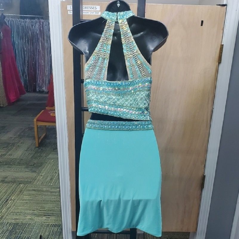 Style 1751 DAVE & JOHNNY Size 6 Prom Halter Sequined Turquoise Blue Cocktail Dress on Queenly