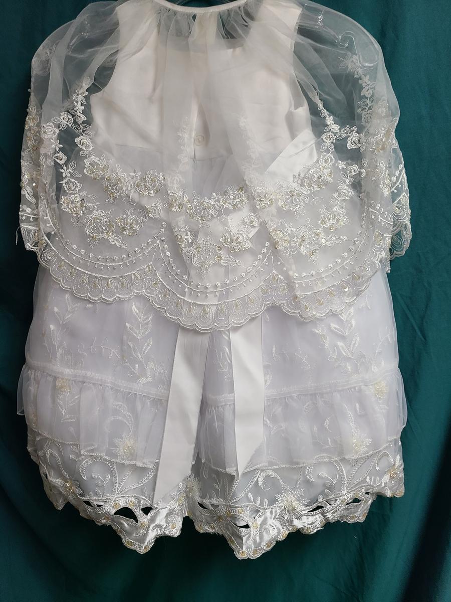 Girls Size 2 Lace White Ball Gown on Queenly