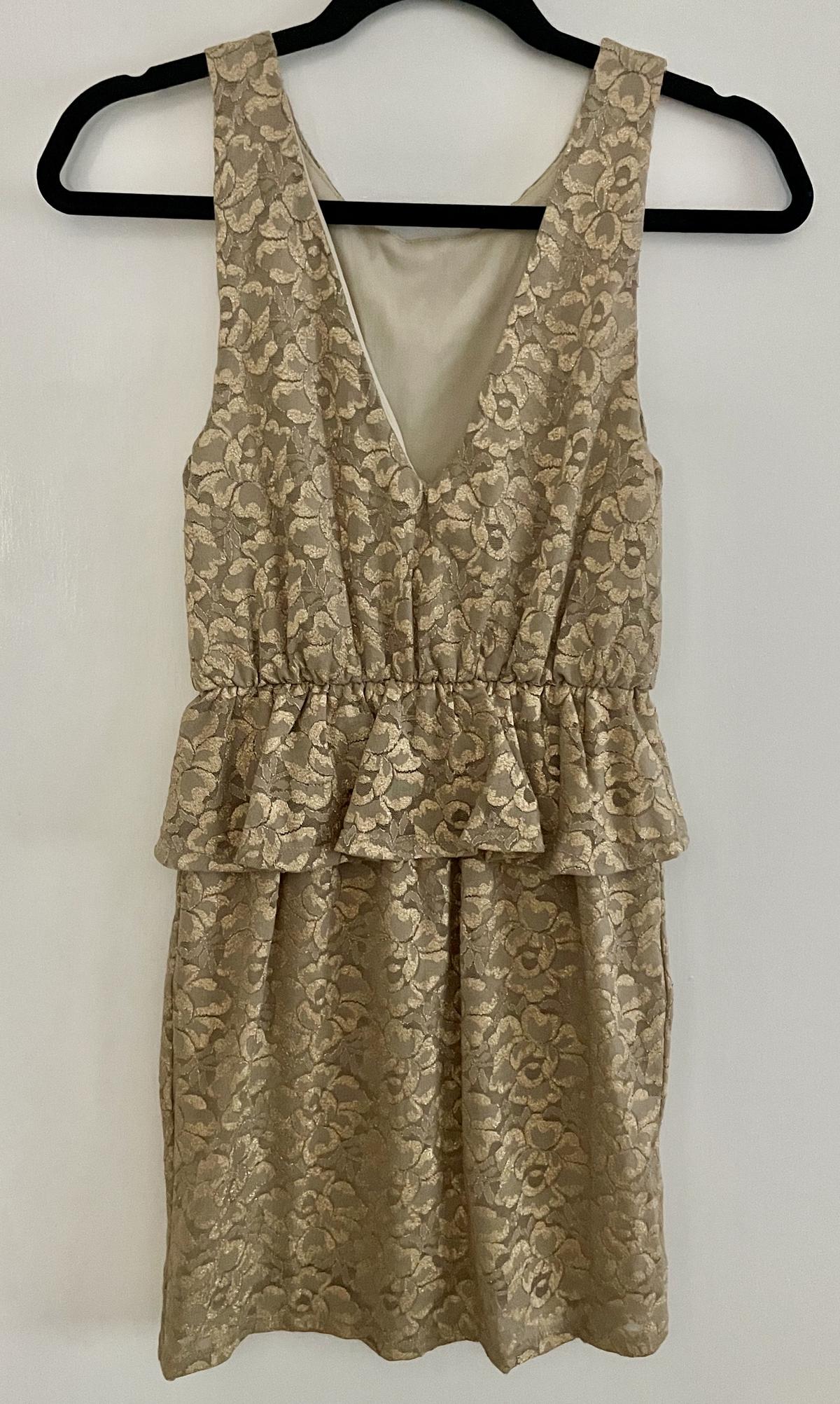 Everly Size 4 Gold Cocktail Dress on Queenly