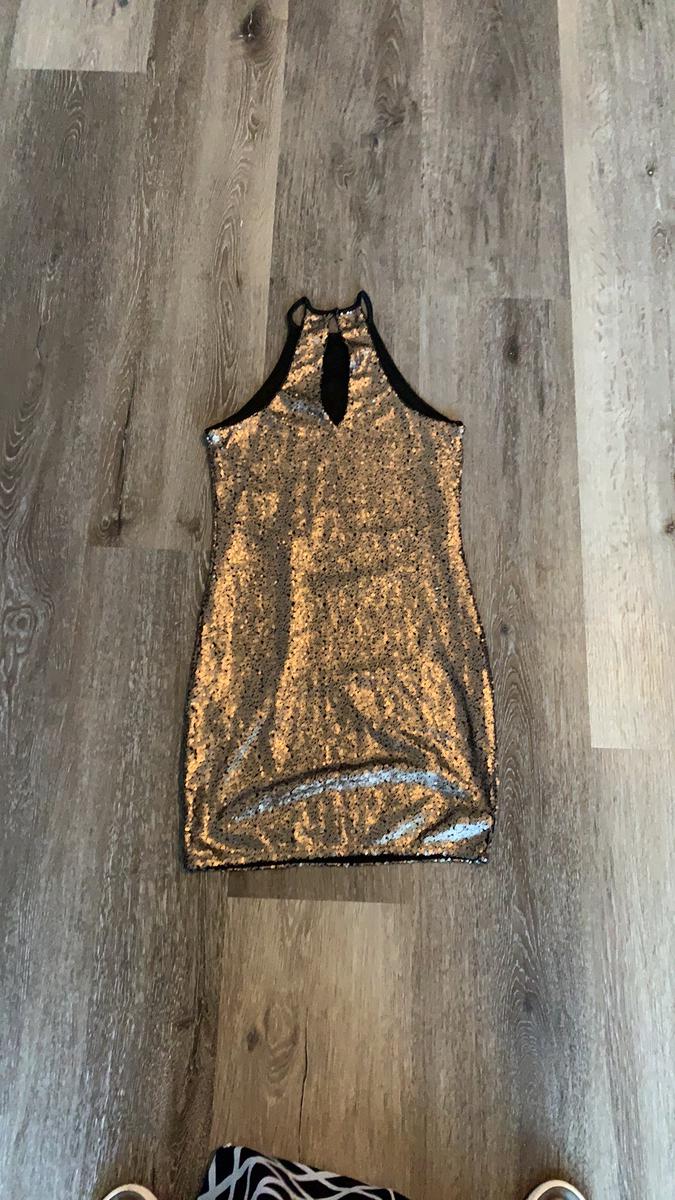 One ❤️ Clothing Size 00 Halter Gold Cocktail Dress on Queenly