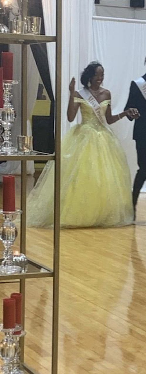 Size 2 Pageant Off The Shoulder Yellow Ball Gown on Queenly