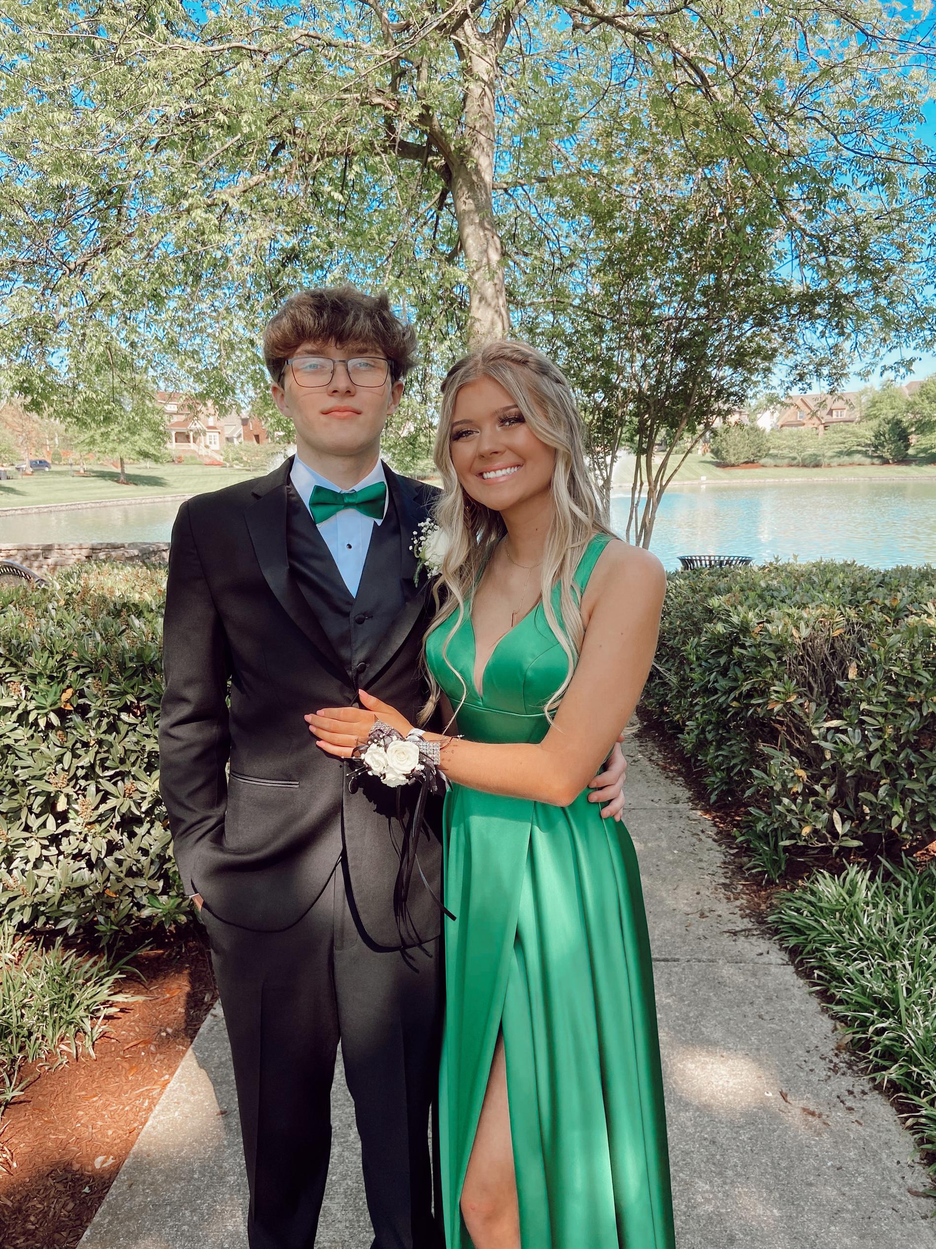 Size 0 Prom Emerald Green Ball Gown on Queenly