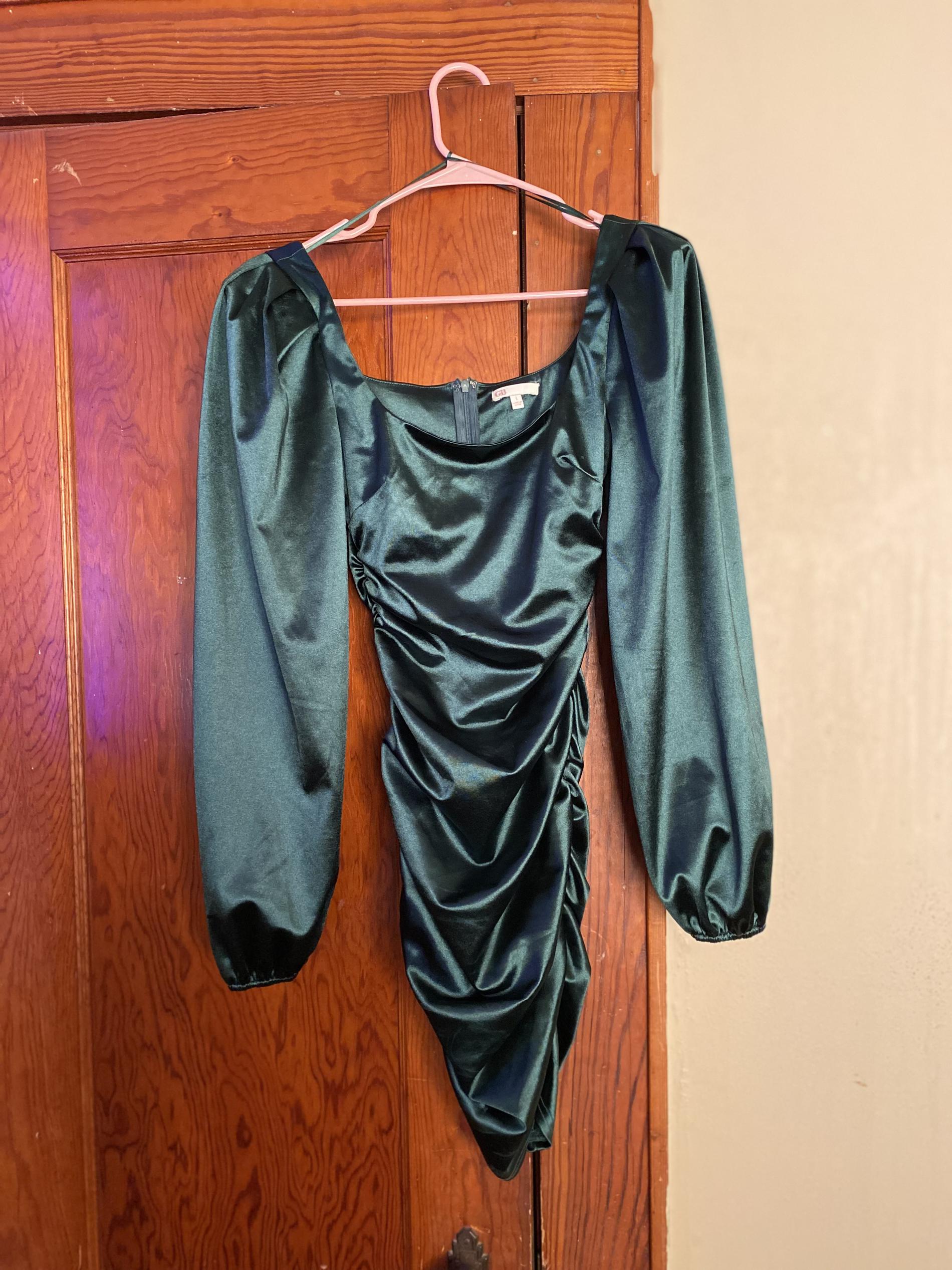 Size 0 Homecoming Long Sleeve Emerald Green Cocktail Dress on Queenly