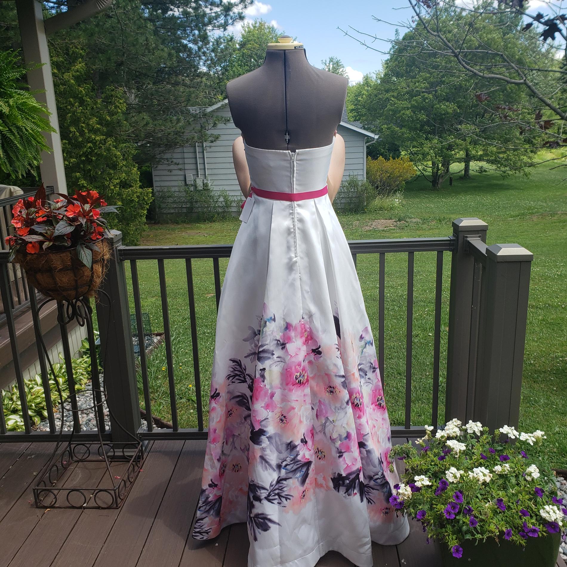 Size 0 Prom Floral White A-line Dress on Queenly