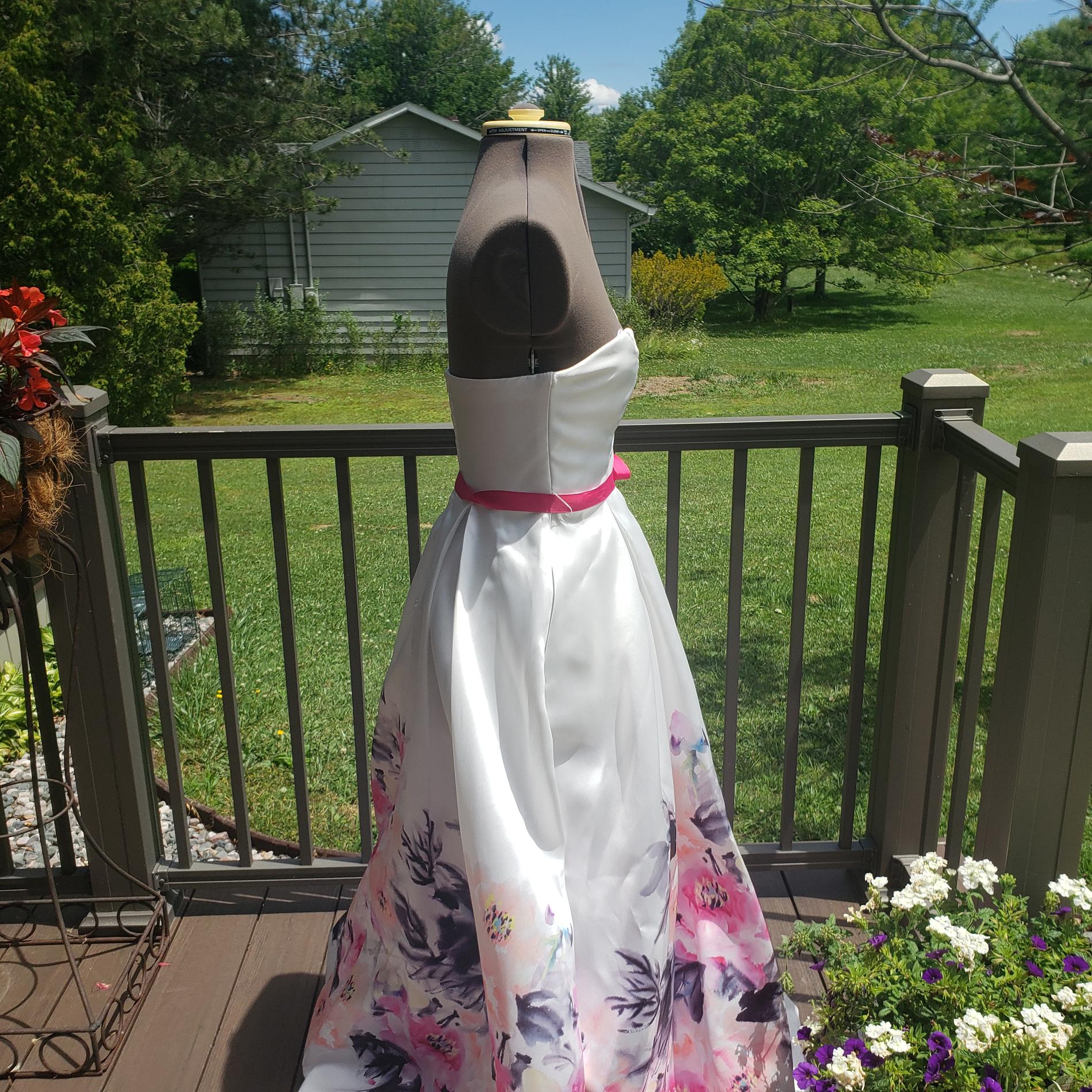Size 0 Prom Floral White A-line Dress on Queenly