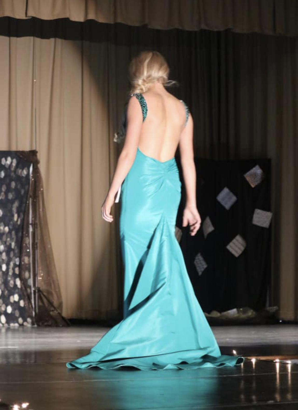 Sherri Hill Size 2 Prom Plunge Sequined Emerald Green Mermaid Dress on Queenly