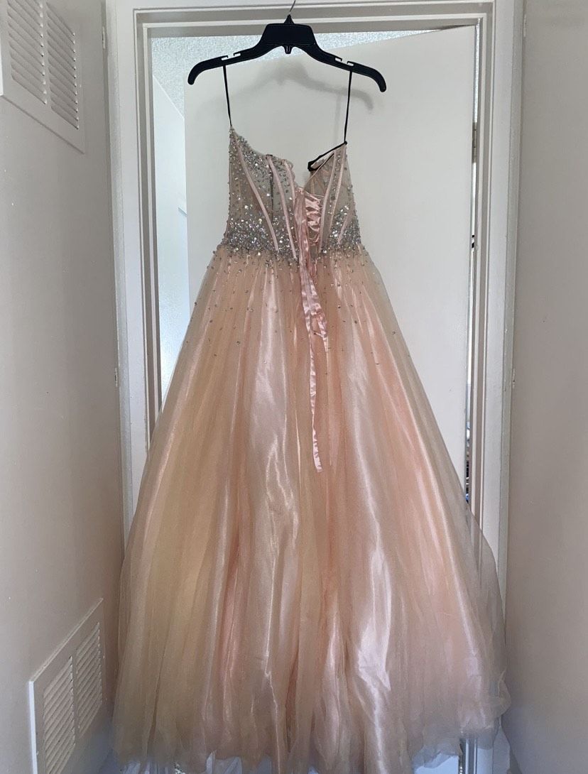 Camille La Vie Size 8 Coral Ball Gown on Queenly