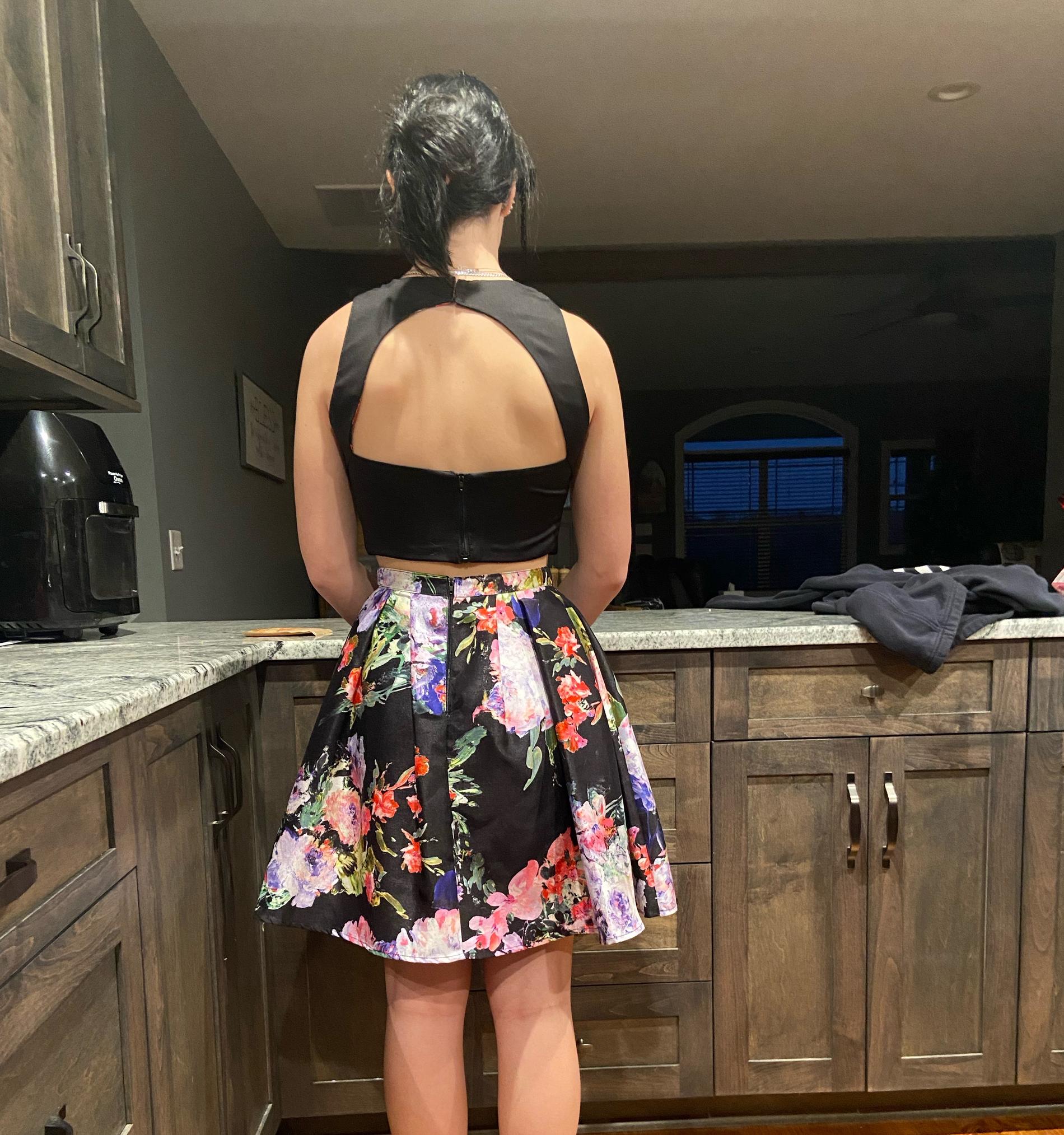 Size 2 Homecoming Floral Multicolor Cocktail Dress on Queenly