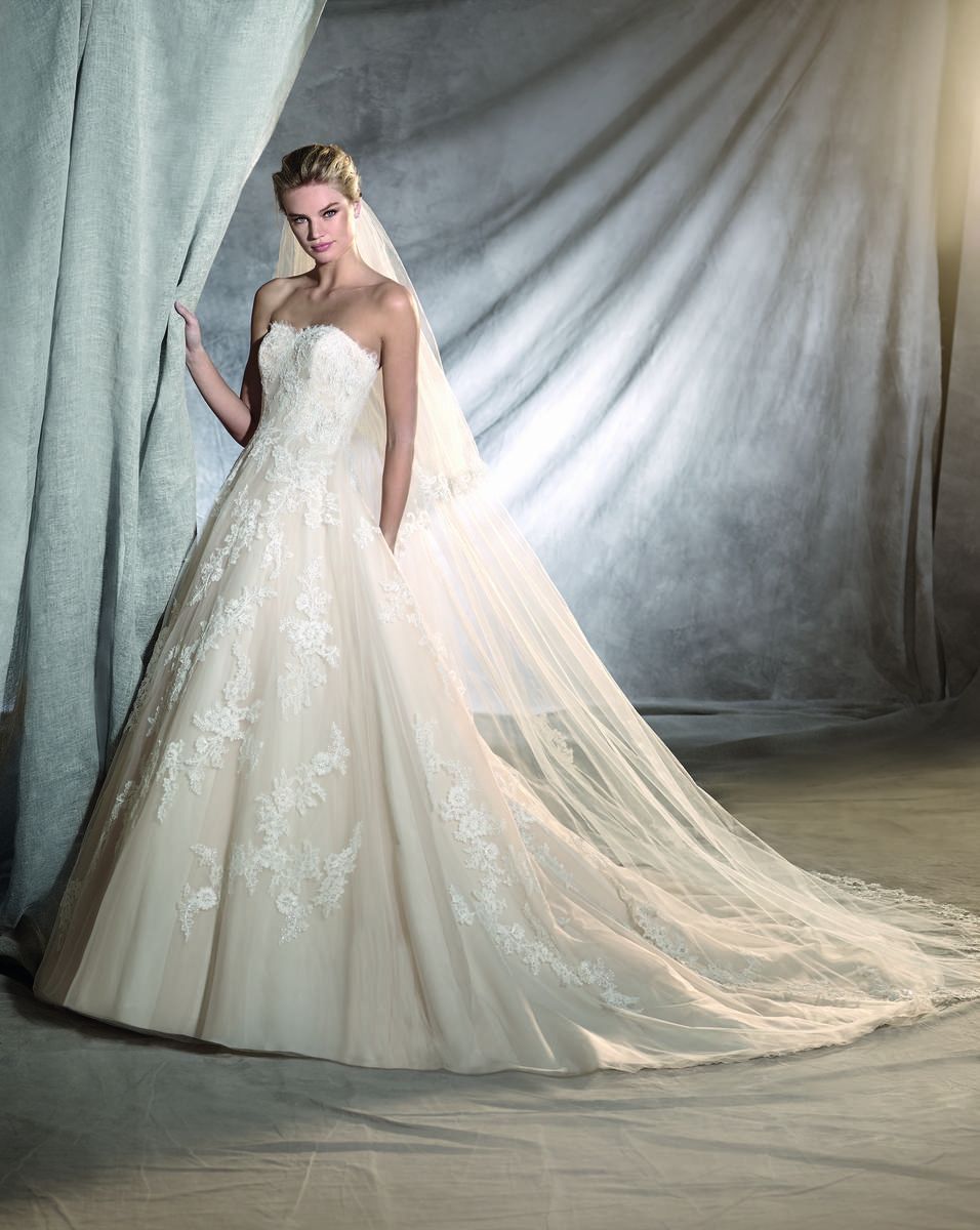 Style ORALIE Pronovias Plus Size 16 Wedding White A-line Dress on Queenly