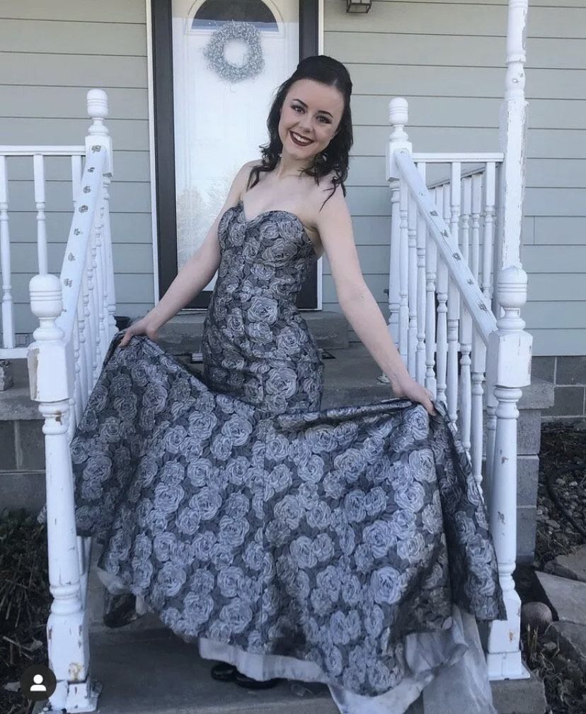 Faviana Size 6 Prom Silver Mermaid Dress on Queenly