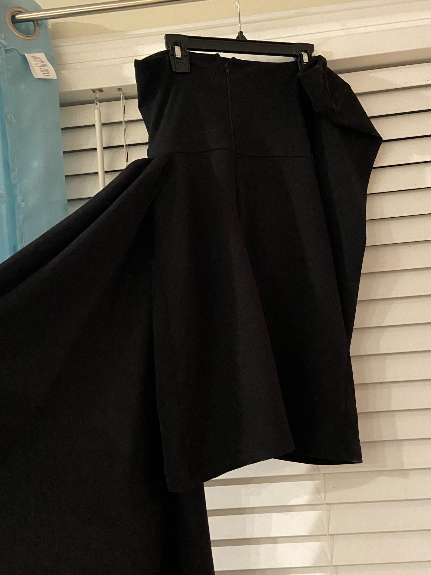 Size 2 Homecoming Black Cocktail Dress on Queenly