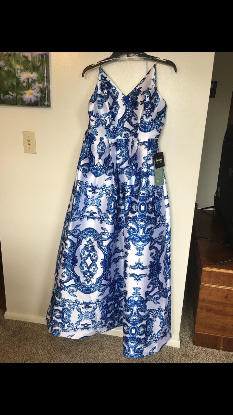 Size 6 Prom Floral Blue A-line Dress on Queenly